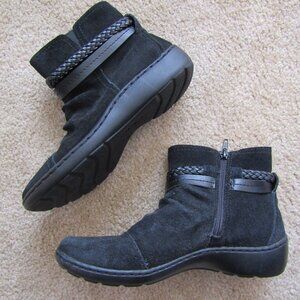 Clarks Ankle Boot Black Suede Leather Low Heal Braid Trim Side Zip Size 7 1/2M